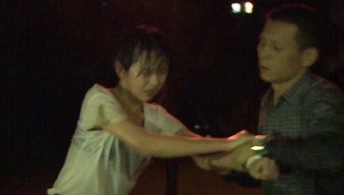 《变形计》之《青春花开》：刘珊气急跳塘
