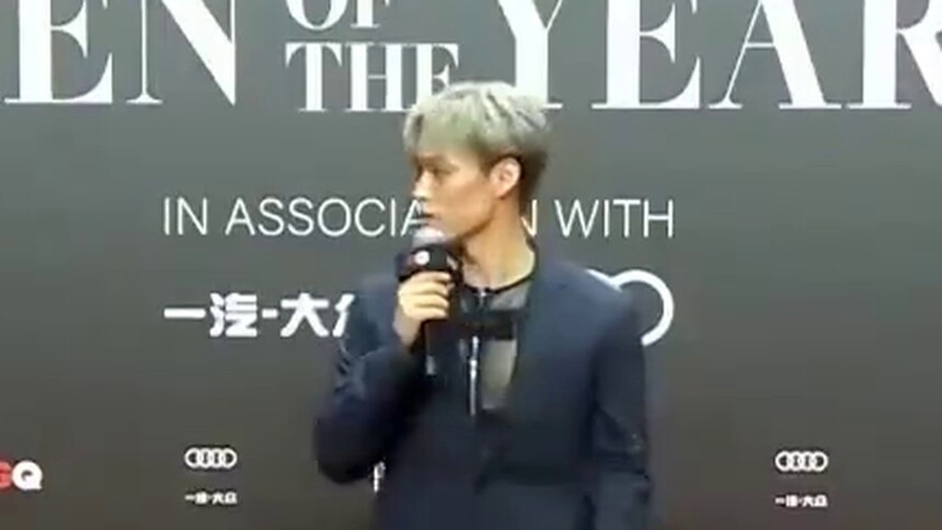 智族GQ十年盛典：董又霖清唱缓解尴尬，看到自己主持上热搜，现场回应多多包涵