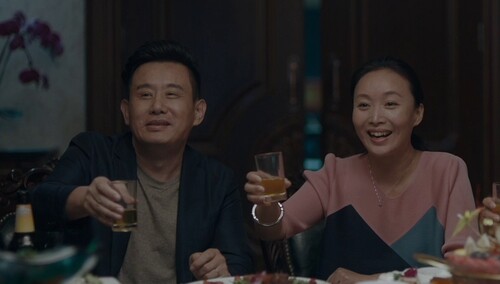 《别告诉她》聚餐片段 真实还原中国式团聚名场面