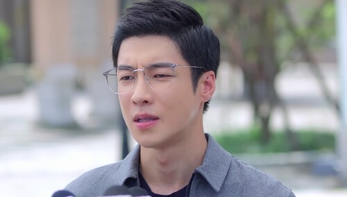 易涵被记者围堵 林天诺救场