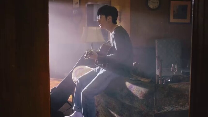 暖男孙同卧室被砸了还唱歌安慰莫默