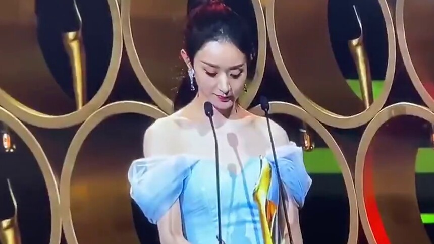 赵丽颖一袭冰蓝细闪抹胸纱裙出席盛典活动造型，搭配高卷发马尾，优雅妩媚