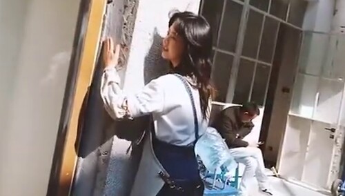 谭松韵：老年人晨练式唱《起风了》
