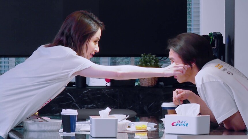 《女儿们的恋爱3》精彩抢先看：萧亚轩黄皓同框发糖互说情话 金晨约会神秘男嘉宾