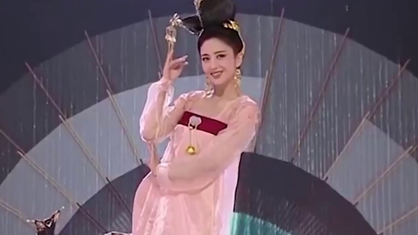 姐姐2·网友最期待的姐姐公演舞台：人间绝色！佟丽娅跳舞身姿婀娜堪比仙女下凡