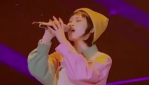纯享：曾敏杰演唱《风雨彩虹铿锵玫瑰》传递勇敢追梦不断拼搏精神