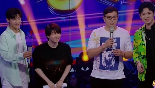 曾彭飚黄恩昱撞脸《嗨唱》制片人总导演 四人同台对比堪称完美复制粘贴