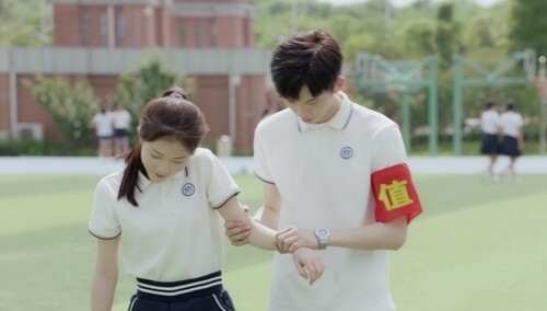 见陆一白扶受伤的吴嘉怡 林星辰心里泛起小情绪