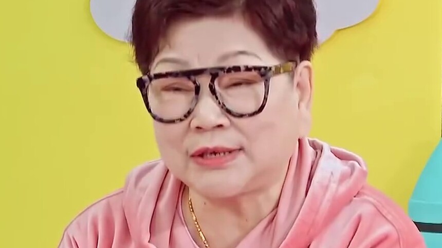 李奶奶亮嗓唱红歌让人陶醉