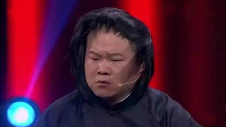小岳岳宅家变化大！岳云鹏胡子拉碴玩游戏，自曝手机面容识别失败