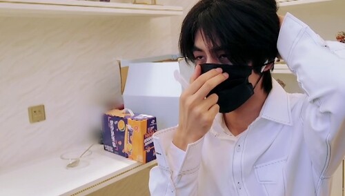 超实用 宋威龙解锁戴口罩新技能