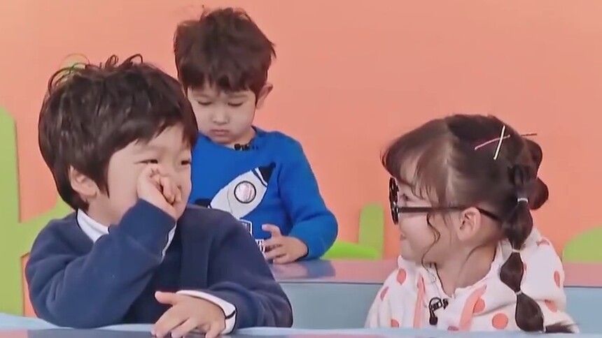 妞妞千里选座上演最萌偶像剧