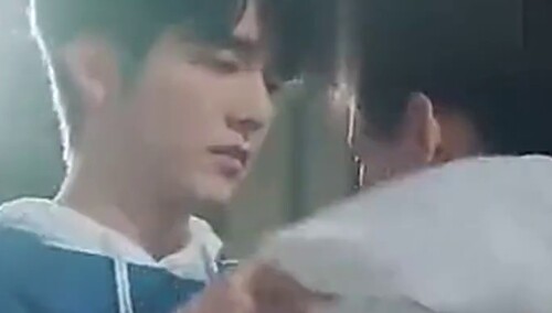 张新成吴倩拍雪地拥吻戏，谁注意张新成的手放哪里，细节暴露人品