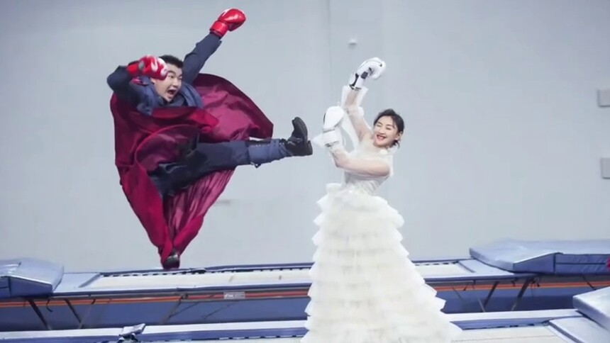 何雯娜梁超拍蹦床婚纱照，高难度动作难“哭”梁超