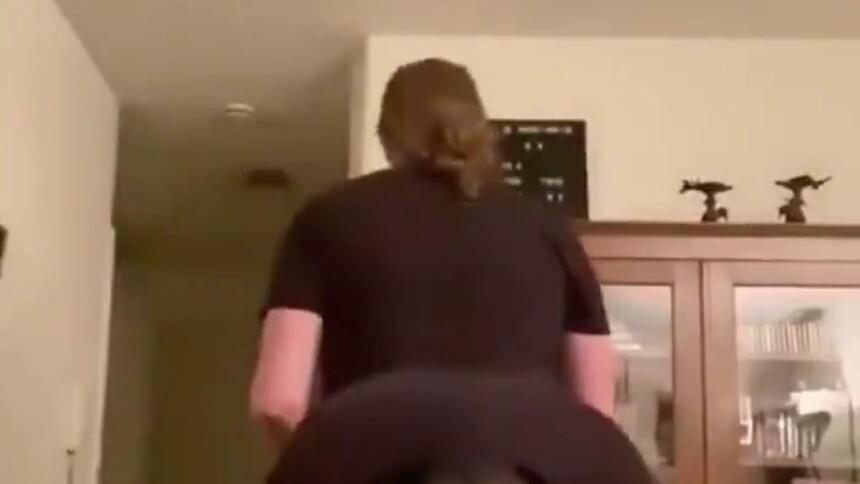 这一届网友想象力也太丰富了吧！看两个人如何模仿骑马