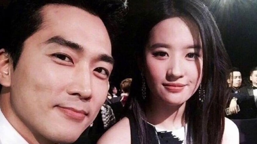 43岁宋承宪点赞分手两年的刘亦菲自拍，为复合还是为新剧蹭热度？（嬉游大娱记）