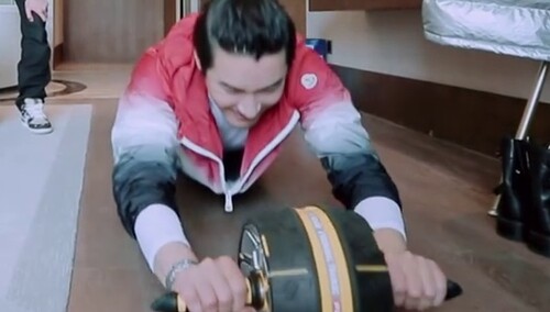 活力满满！胡兵现场表演健身