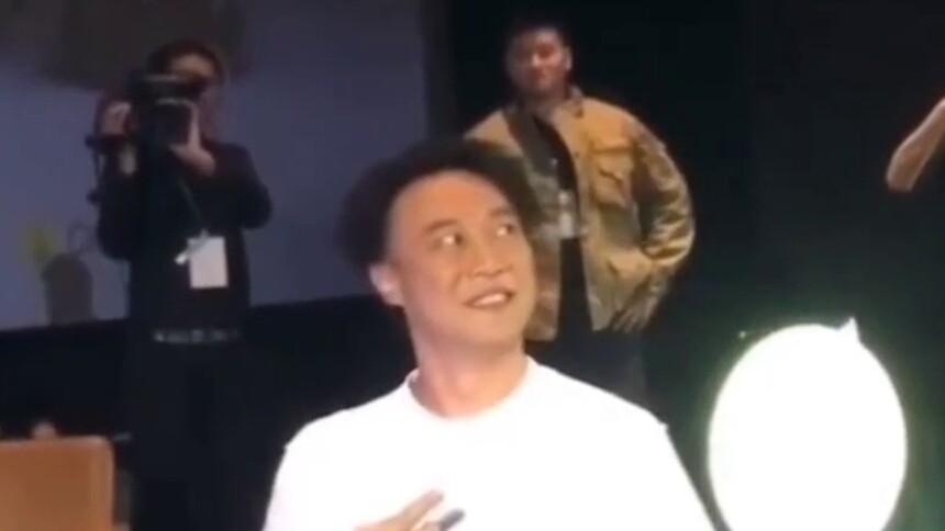 【更美周周鉴】当男星集体被喊老公，朱一龙害羞，林更新的反应让人喷饭！