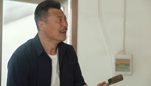 《有你才有家》第49集看点：家宝略施小计骗江万祥帮忙修红木家具