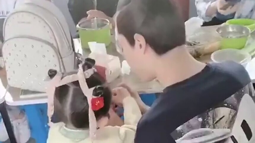 《清平乐》路透 成年版怀吉在片场带小小徽柔玩