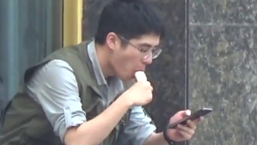 刘昊然坐墙角吃雪糕可爱满分！与董子健、陈思诚组队变身“网瘾三巨头”
