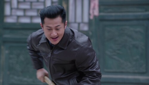 杨悦为博得江万祥的好感 装模作样的扫雪