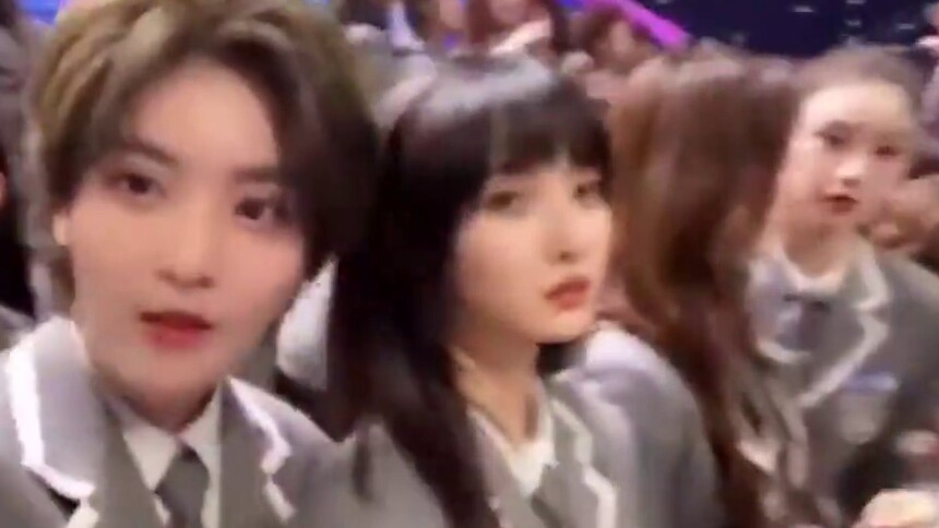 林凡Marco和《青春有你2》学员的毕业合影 陆柯燃金子涵谢可寅太可爱啦