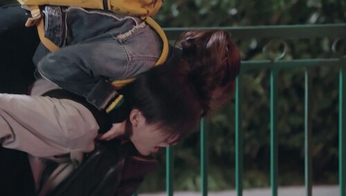 猪八戒背媳妇 李臻言背方小莴回家