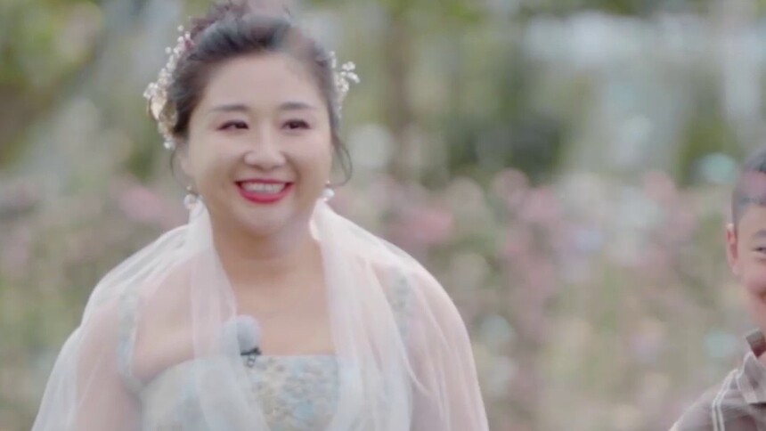 傅首尔脚踏花路绝美登场