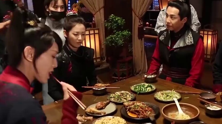 《月上重火》罗云熙陈钰琪重火宫大型美食现场，给雪芝少宫主加鸡腿