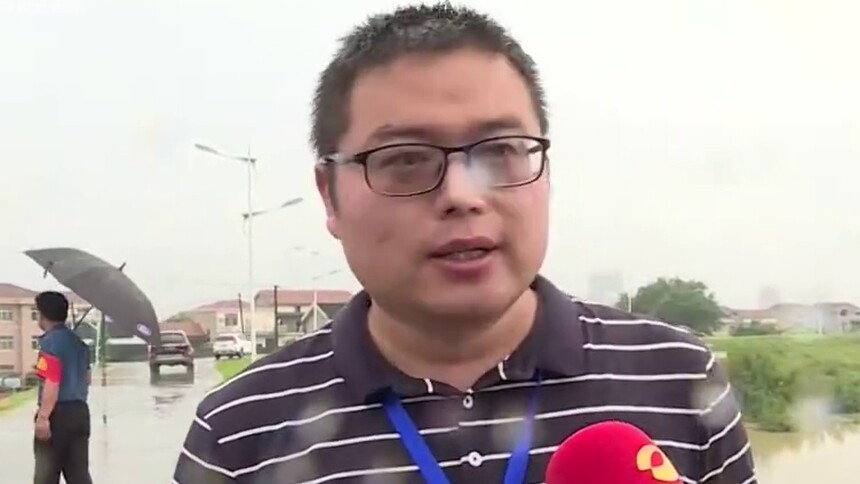 桃源 连线记者冯亚超：常德桃源县陬市镇3000人驻守沅江大堤巡查排险