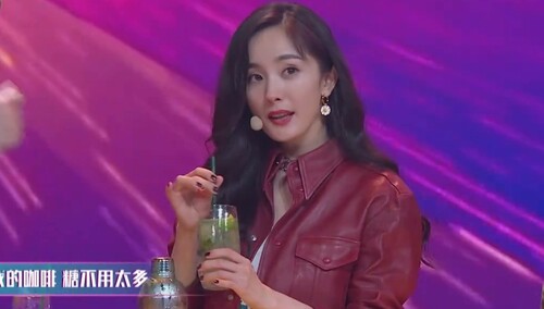 杨幂助力周柯宇卢奂瑜献唱《Mojito》