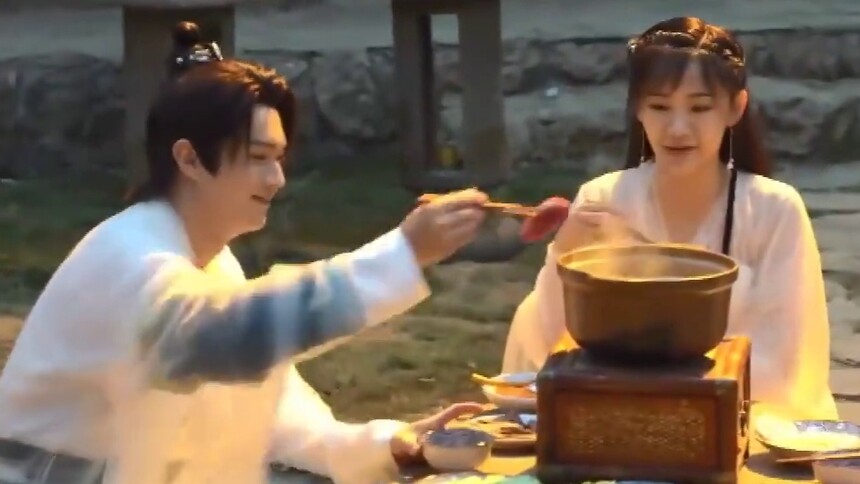 许凯吴佳怡吃火锅大赏，许凯笑点被戳中停不下来！