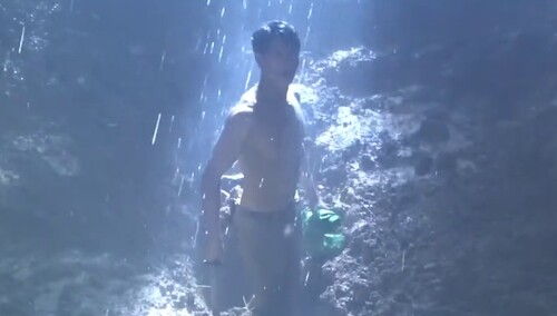 《重启》小哥黄俊捷雷雨中秀腹肌，这版张起灵我太可了