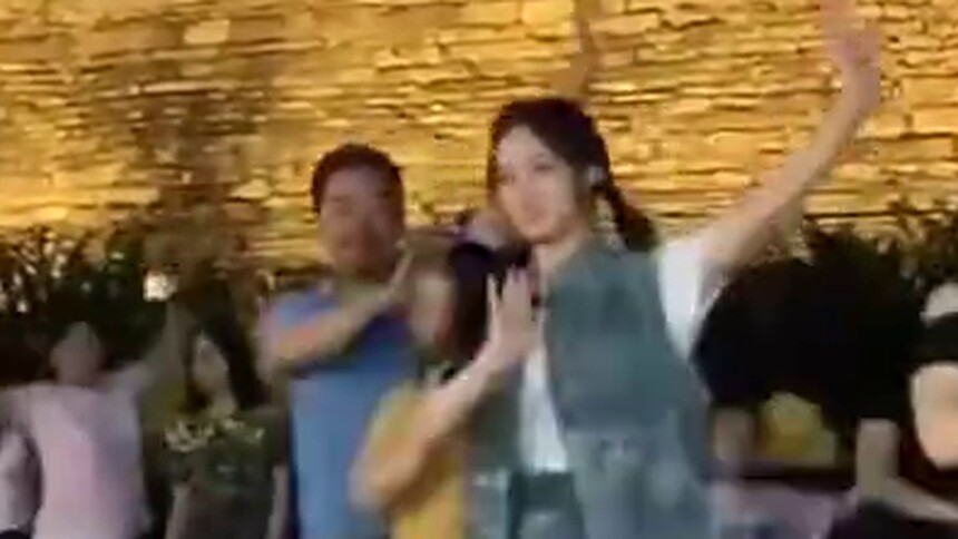 徐艺洋张国立花少广场舞版《无价之姐》，姐姐已经火遍广场舞圈了？！