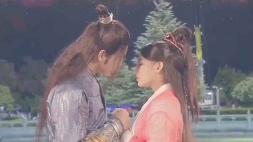 陈飞宇一把揽过程潇，程潇的表情是害羞了吗？！