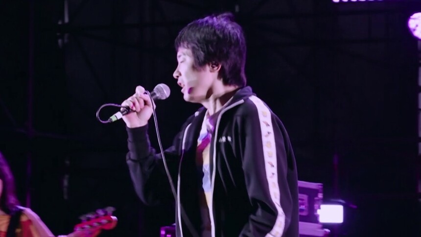 新裤子乐队惊喜助阵四公舞台，此处白冰急需表情管理！