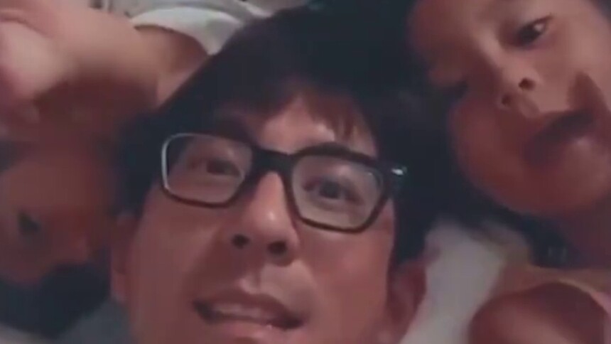 修杰楷好幸福！与咘咘Bo妞窝睡床玩自拍，贾静雯会吃醋吗？
