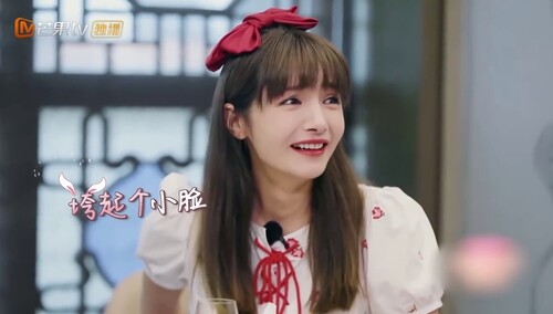 呆萌麦迪娜见秦昊紧张到不敢说话 两人疯狂进食物掩饰尴尬