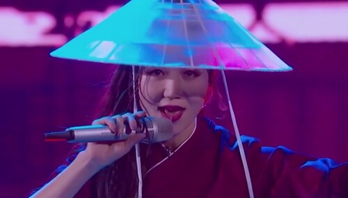 纯享：阿朵《缘分一道桥》一身侠客装霸气归来