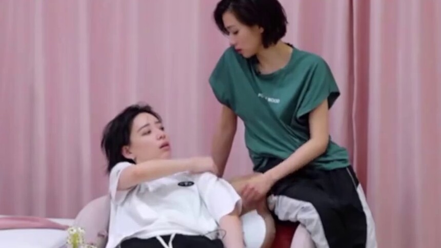 万茜帮李斯丹妮按摩，称李斯丹妮金晨是组里的气氛担当