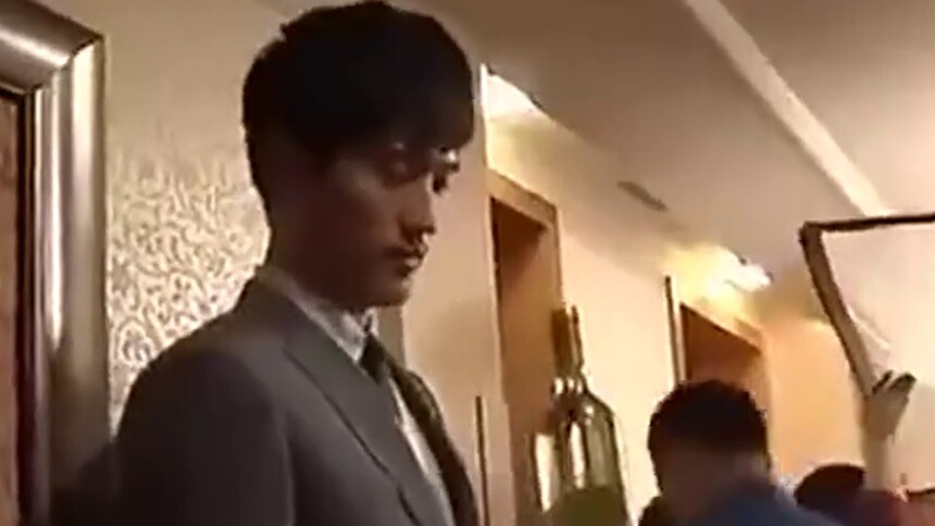 霸道总裁高以翔片场向焦俊艳耍宝，两人的氛围也太好了！