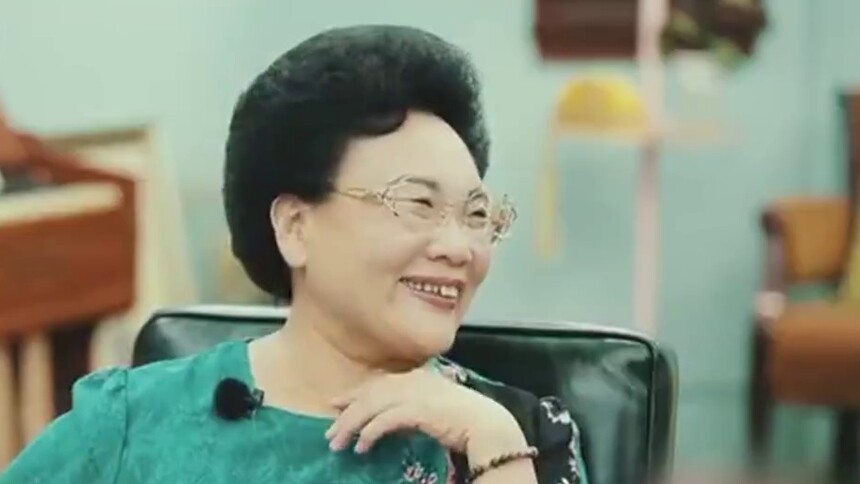 秦昊妈妈走红毯被认成老艺术家蹭红毯？东北罗文姬分姬章女士太好笑了！