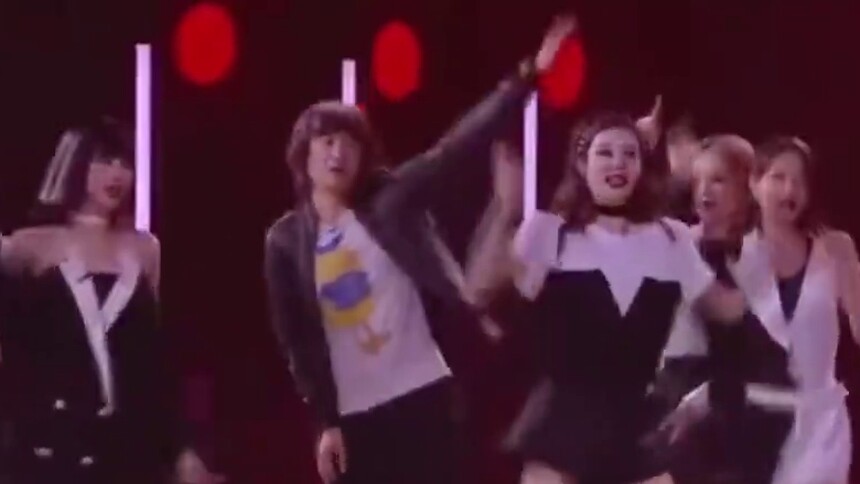 彭磊现场跟姐姐们学跳《无价之姐》，真的有够努力，太搞笑了