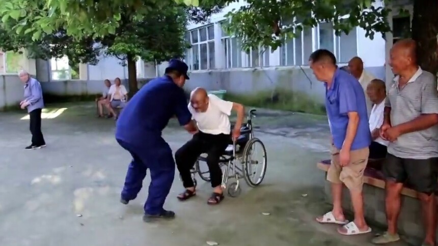 “你是小英雄，多受累了！”93岁大爷手撑轮椅致谢抗洪消防员