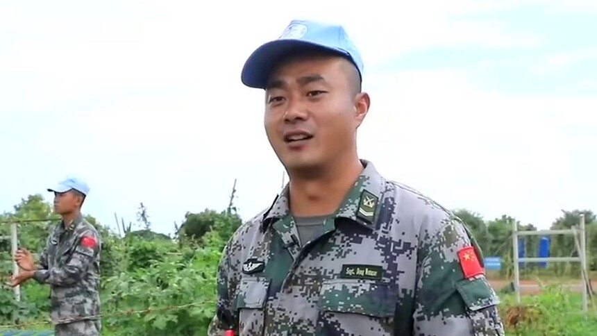 中国维和官兵教南苏丹人民种菜
