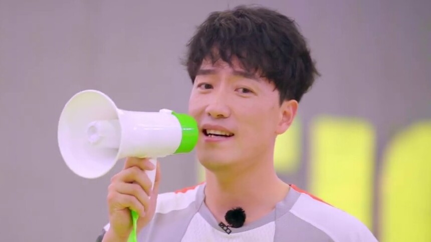 声波biubiubiu！刘翔遭遇小巨人超强分贝攻击