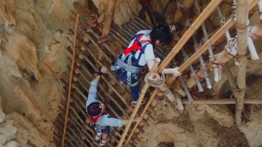 杨玏李浩菲体验“猪笼洞” 艰险程度令人咋舌