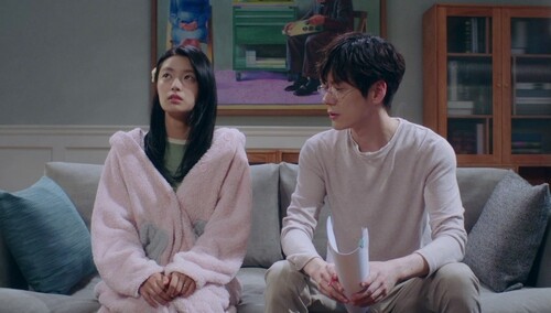 《完美先生和差不多小姐》第9集看点：云舒难过了！章教授保密已婚事实