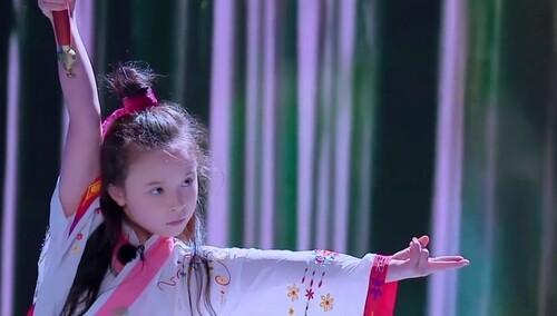 这份飒爽我可以！小女侠瑞娜的表演时间到